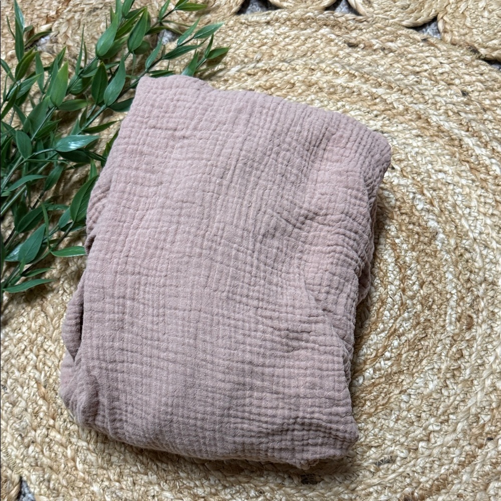 Mushie 100% cotton Baby Standard crib gauze Taupe. OS